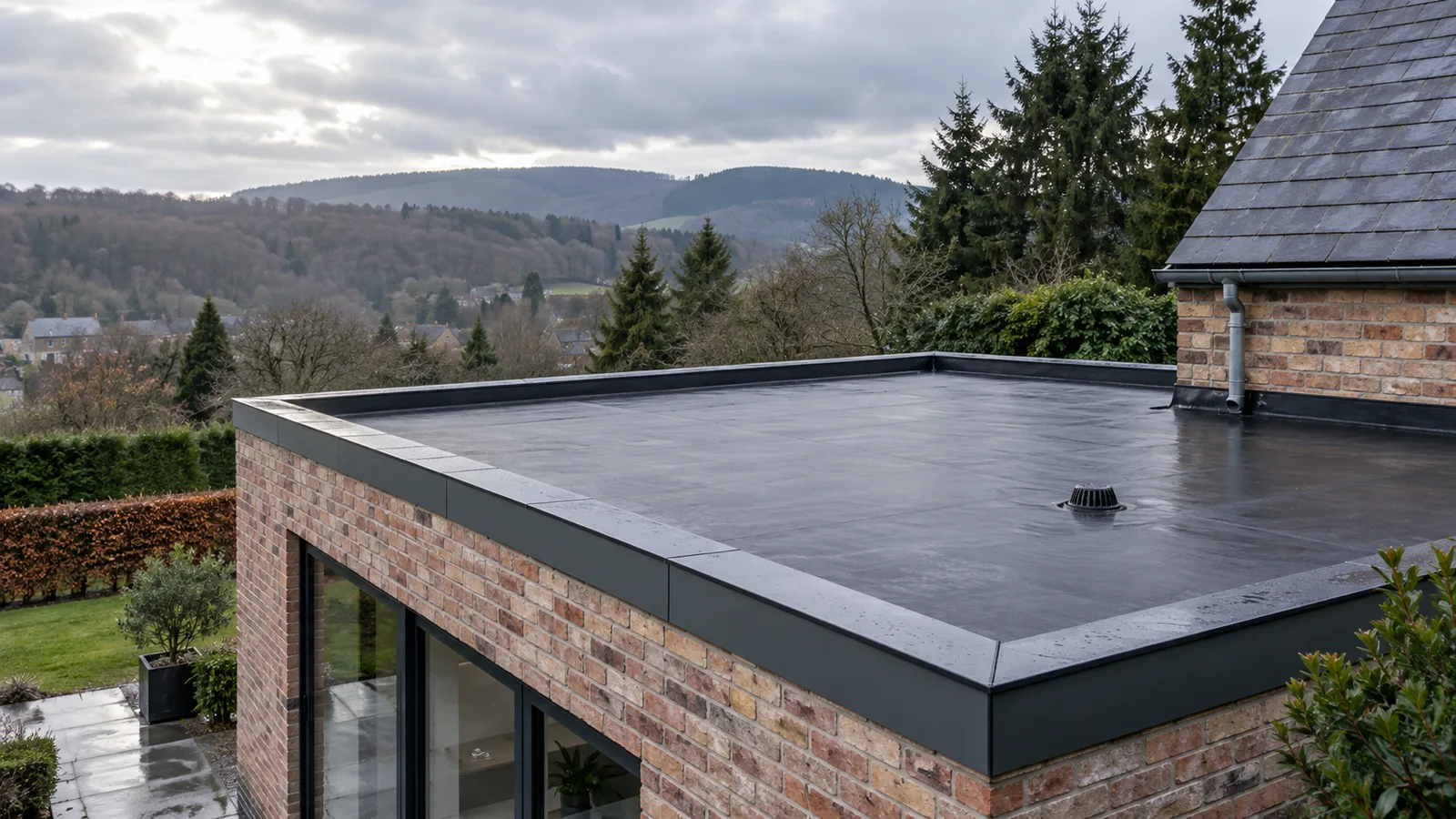 Toiture plate d'une extension recouverte d'une membrane EPDM noire continue